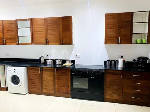 Beautiful Spacious 2 Bedroom 2nd Floor Apartment