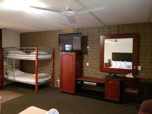 Country Plaza Motor Inn