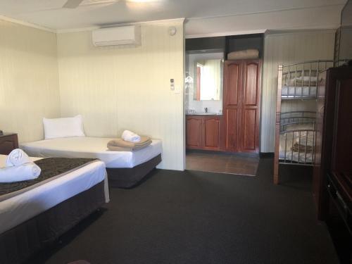Country Plaza Motor Inn