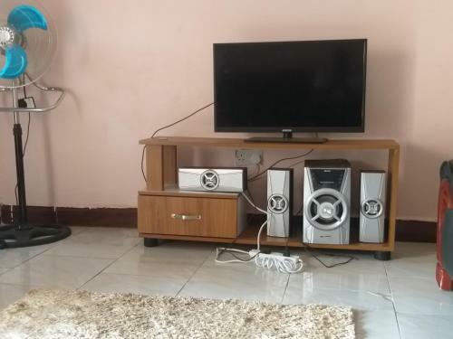 One Bedroom Sitting Room And Kitchen Apartment