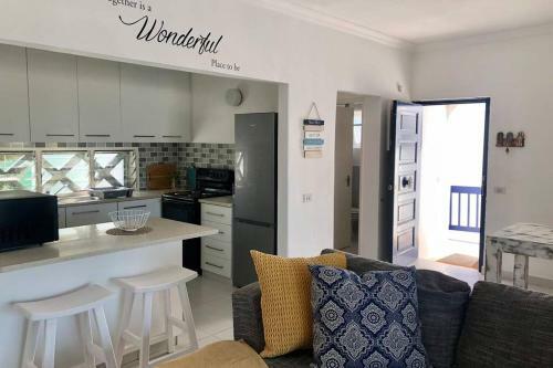 42 Thira - Beautiful Beach Apartment