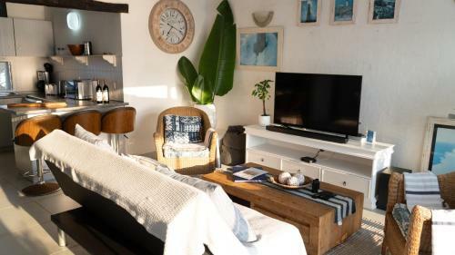 Lovely Santorini Beach Apartment