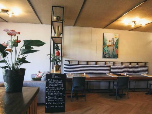 Hostal Le Bezz Guesthouse
