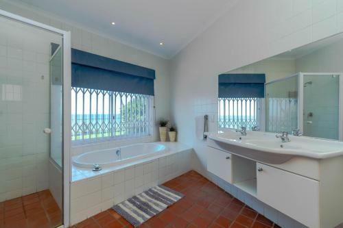 2c Edward Place