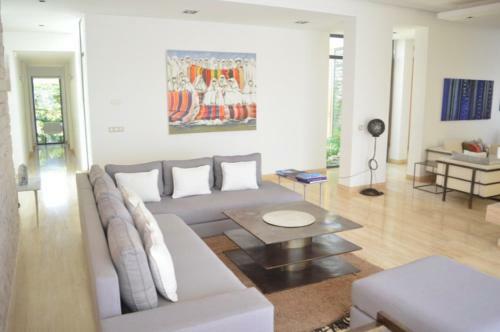 Magnificent 4 Bedroom Villa With Swimming Pool