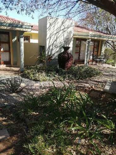Hostal Petal Place Guest Cottages