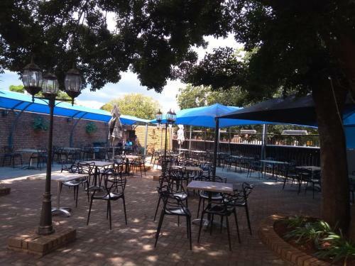 Hostal Suits Guest House & Bar