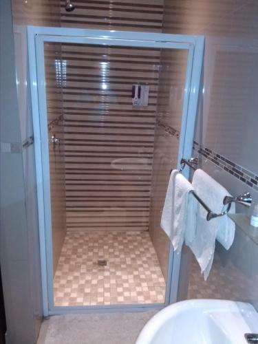 Hostal Suits Guest House & Bar