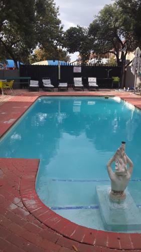 Hostal Suits Guest House & Bar