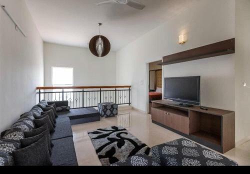 Premium Villa Stay At Golf Course Community