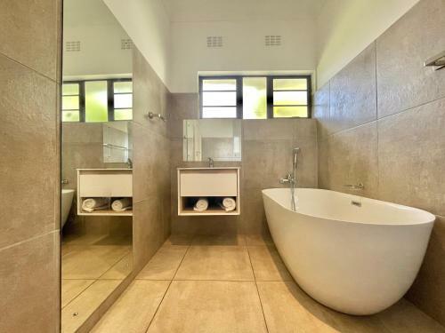 Entire House In Beacon Bay - Golden Location