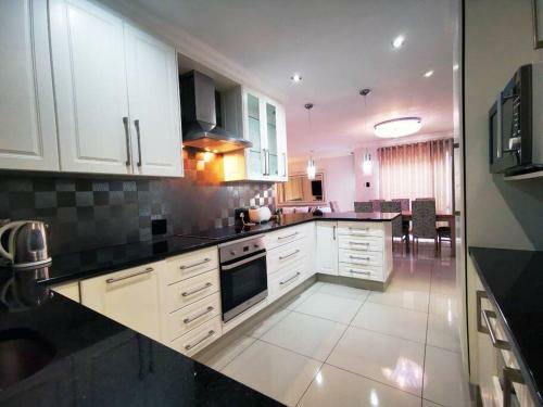 Stylish 3 Bedroom House With Pool