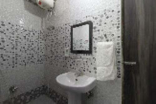 Pop 83705 Hotel Kajal International