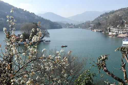 Hotel Lake Retreat Bhimtal, Nainital