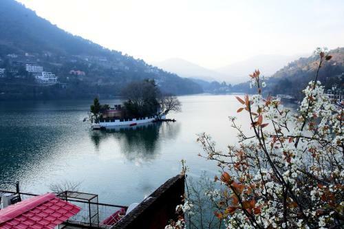 Hotel Lake Retreat Bhimtal, Nainital