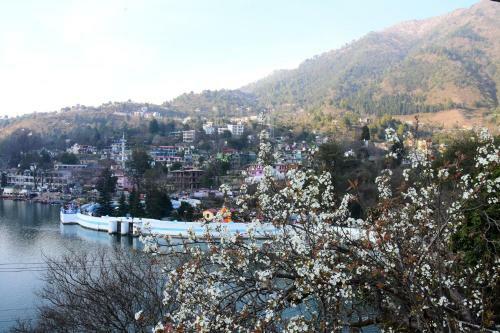 Hotel Lake Retreat Bhimtal, Nainital