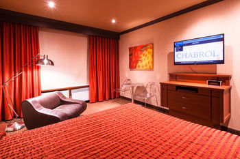 Le Chabrol Hotel & Suites
