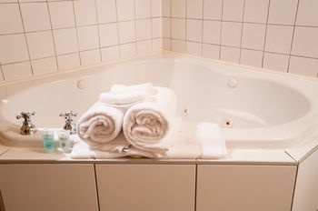 Le Chabrol Hotel & Suites