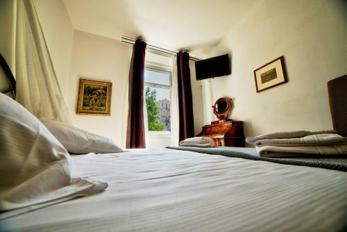 Hostal Rooms Alla Loggia Del Castello