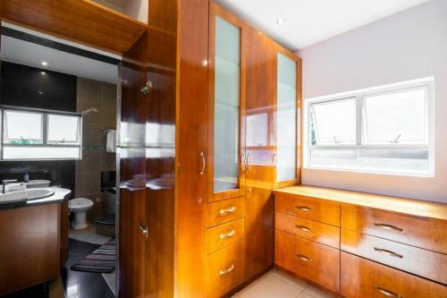 Modern Umhlanga Villa, Ocean Views & Rooftop Pool