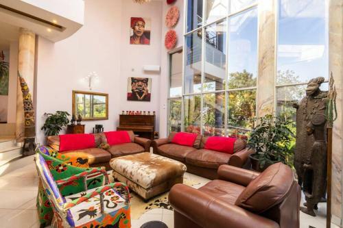 Modern Umhlanga Villa, Ocean Views & Rooftop Pool
