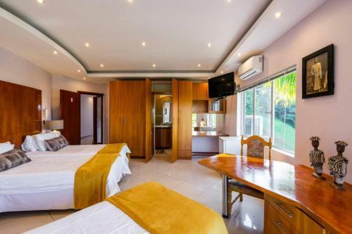 Modern Umhlanga Villa, Ocean Views & Rooftop Pool