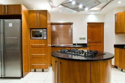 Modern Umhlanga Villa, Ocean Views & Rooftop Pool
