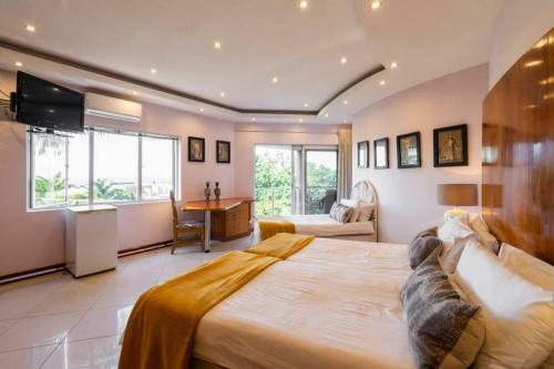 Modern Umhlanga Villa, Ocean Views & Rooftop Pool