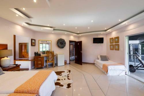 Modern Umhlanga Villa, Ocean Views & Rooftop Pool