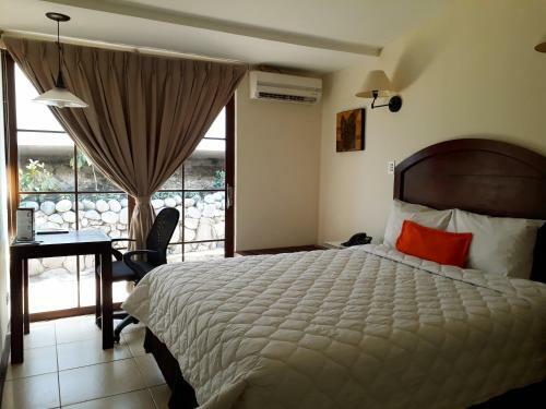 La Porta Plaza Hotel