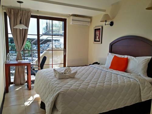 La Porta Plaza Hotel