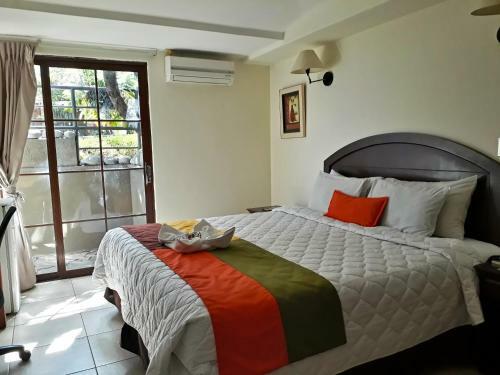 La Porta Plaza Hotel