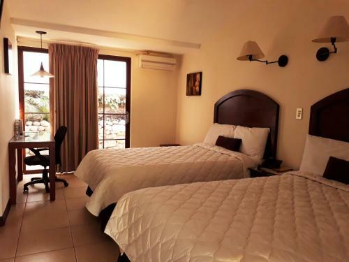 La Porta Plaza Hotel