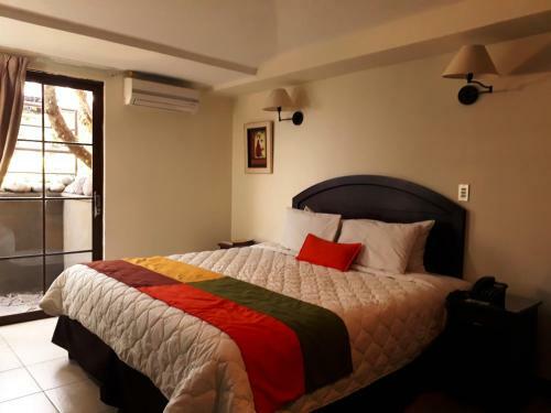 La Porta Plaza Hotel