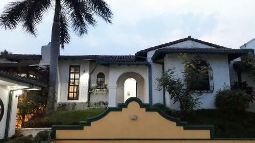 La Porta Plaza Hotel