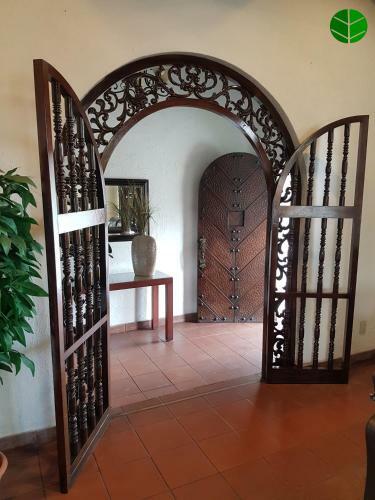 La Porta Plaza Hotel