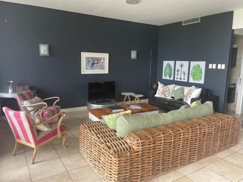 Luxury Beach Front Apartment On Canal - Spacious +