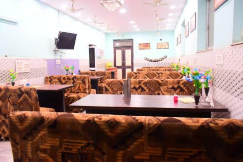 Mahesh Hotel