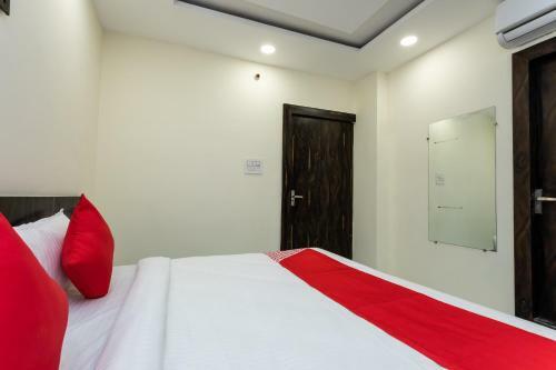 Collection O 23700 Hotel Htc