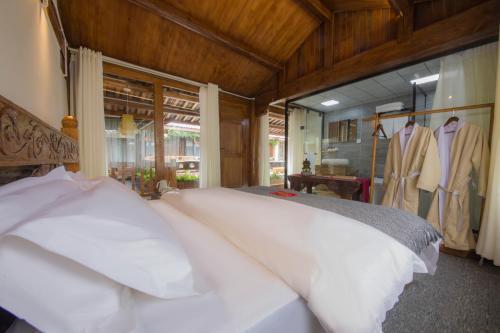 World Wai Thangka Theme Inn