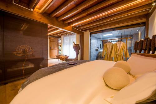 World Wai Thangka Theme Inn