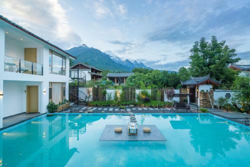 Yulong Snow Mountain Puli Courtyard