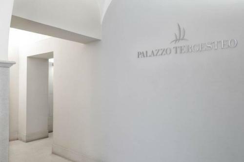 Palazzo Tergesteo Tirabora Suite Apartments