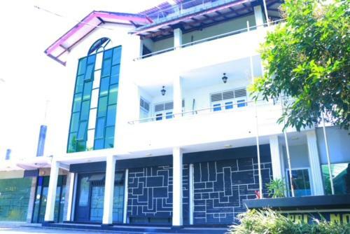 Caprimoon Colombo Airport Hotel