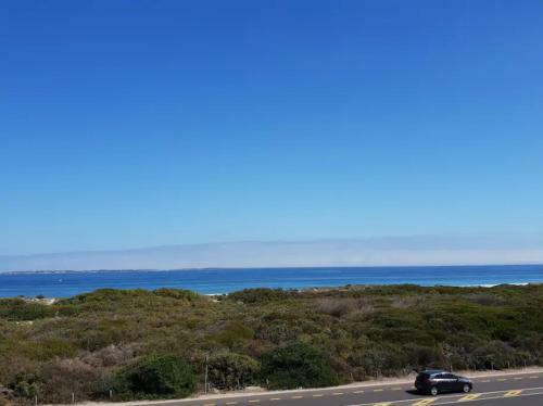 Beautiful Big Bay Apartment In Beach Club