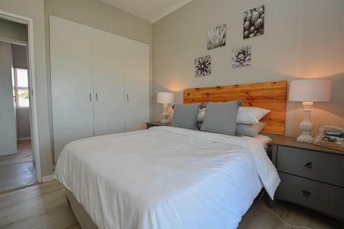 Beautiful Big Bay Apartment In Beach Club