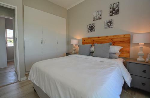 Beautiful Big Bay Apartment In Beach Club