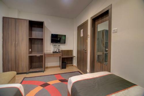 Collection O 247 Hotel Rosewood Arya Nagar