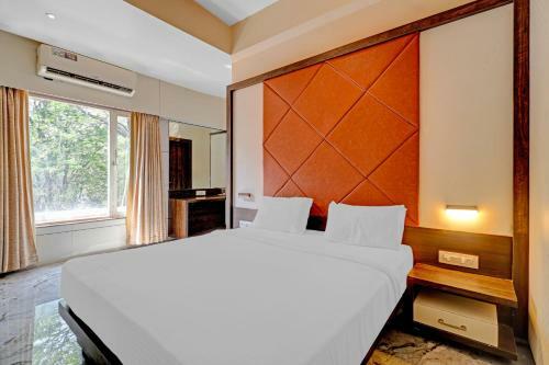 Capital O 87566 Hotel M B Residency