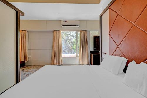 Capital O 87566 Hotel M B Residency